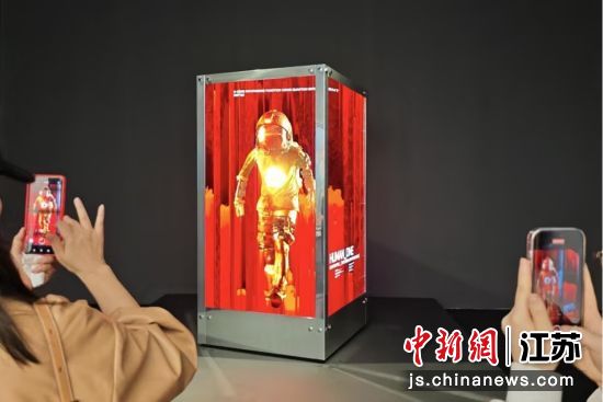 观众被展出的数字艺术作品吸引。中新网记者 泱波 摄 观众被展出的数字艺术作品吸引。中新网记者 泱波 摄