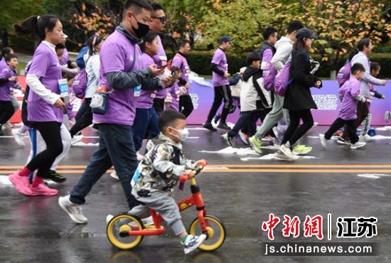 家庭亲情组合成为4.5公里欢乐跑赛道主力。朱志庚 摄 家庭亲情组合成为4.5公里欢乐跑赛道主力。朱志庚 摄