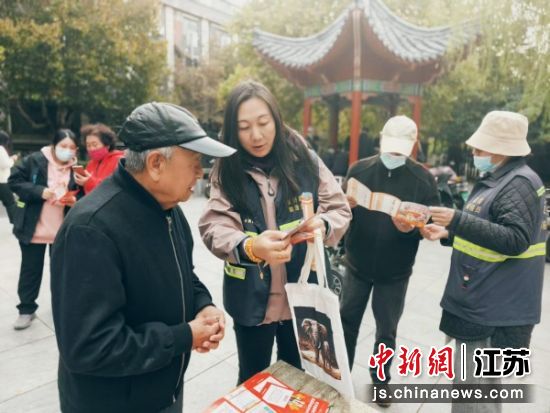 工作人员在黄河公园开展消费品以旧换新居家适老化改造宣传活动。黄楼街道供图 工作人员在黄河公园开展消费品以旧换新居家适老化改造宣传活动。黄楼街道供图