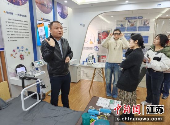 无锡航征科技有限公司的车间;2、中科西北星展厅内,相关负责人介绍产品;3、车联网产业发展介绍。孙权 摄 无锡航征科技有限公司的车间;2、中科西北星展厅内,相关负责人介绍产品;3、车联网产业发展介绍。孙权 摄