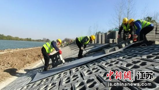 工人们有条不紊地进行施工。盐城市水利局供图 工人们有条不紊地进行施工。盐城市水利局供图