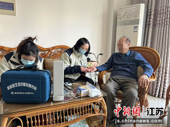 家庭医生上门服务。亭湖区毓龙街道社区卫生服务中心 供图 家庭医生上门服务。亭湖区毓龙街道社区卫生服务中心 供图