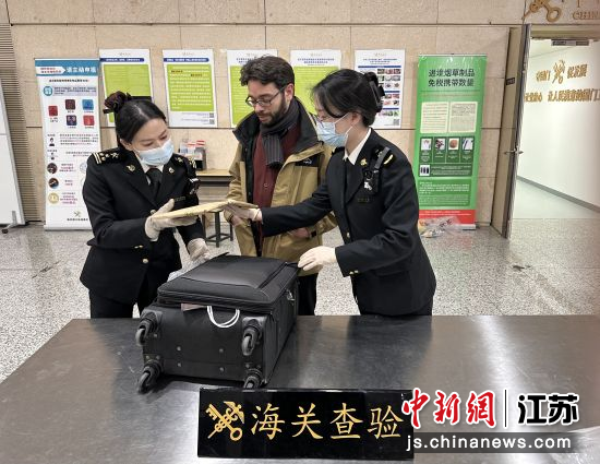 海关关员接受外籍旅客申报。周帆 摄 海关关员接受外籍旅客申报。周帆 摄