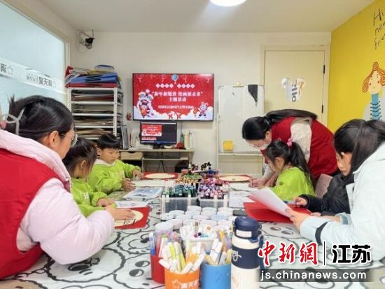 志愿者和小朋友们共同绘画。桂园社区供图 志愿者和小朋友们共同绘画。桂园社区供图