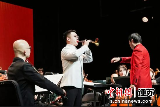 整场音乐会都洋溢着浓厚的新年氛围。 整场音乐会都洋溢着浓厚的新年氛围。