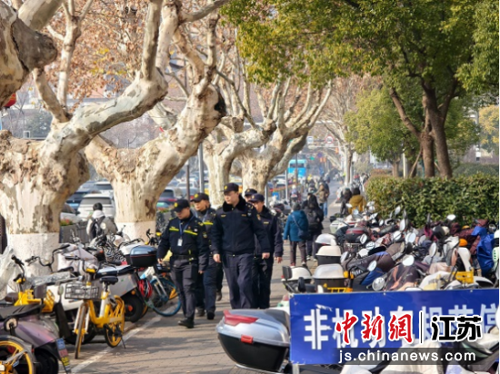 城管队员加大巡查力度,积极开展文明劝导活动。 南京市玄武区城市管理局供图 城管队员加大巡查力度,积极开展文明劝导活动。 南京市玄武区城市管理局供图