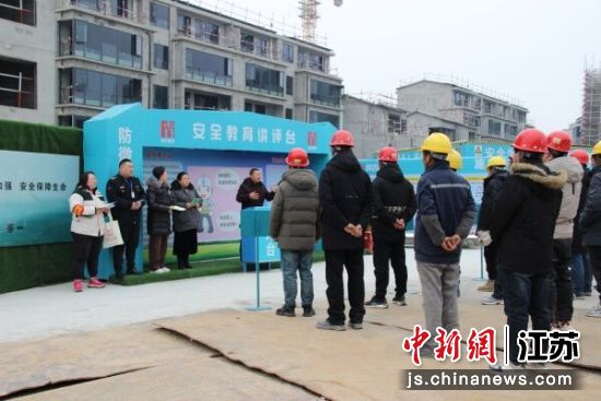 街道多个科室联合开展普法宣传活动。丰财街道供图 街道多个科室联合开展普法宣传活动。丰财街道供图