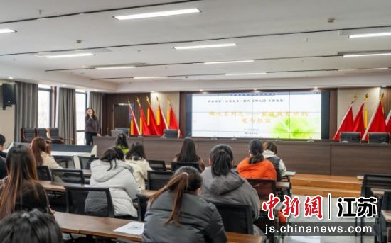 家庭教育主题讲座现场。李诺摄 家庭教育主题讲座现场。李诺摄
