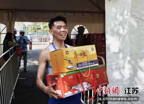 2025江阴半程马拉松燃情开跑;2、跑友们在奔跑中感受滨江花园城市的独特魅力;3、跑友展示完赛福利。孙权 摄 2025江阴半程马拉松燃情开跑;2、跑友们在奔跑中感受滨江花园城市的独特魅力;3、跑友展示完赛福利。孙权 摄