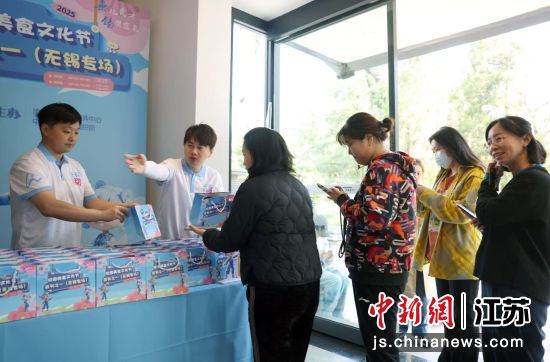 专场活动现场的美食吸引清华大学师生前往品尝。卞正锋 摄 专场活动现场的美食吸引清华大学师生前往品尝。卞正锋 摄
