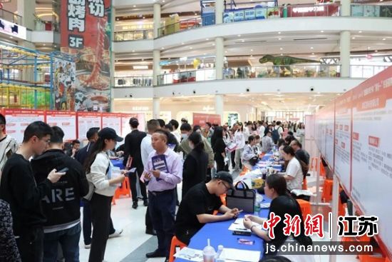 招聘会现场。盐城市人社局供图 招聘会现场。盐城市人社局供图