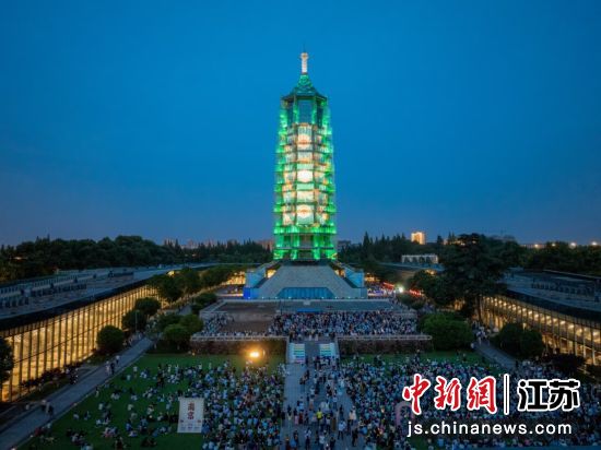南京明城墙边的琉璃宝塔点灯亮彩。南京大报恩寺遗址景区供图 南京明城墙边的琉璃宝塔点灯亮彩。南京大报恩寺遗址景区供图