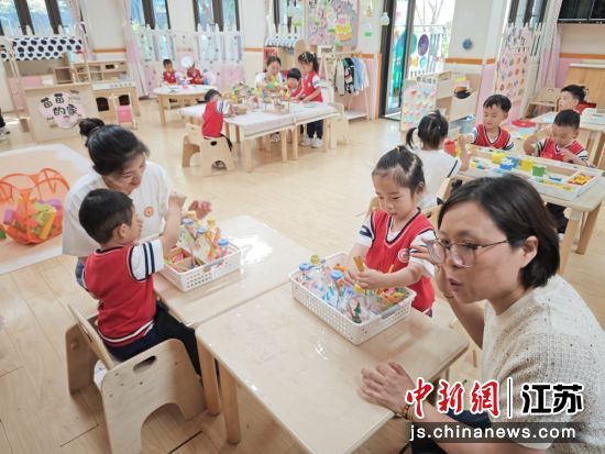 无锡市侨谊幼儿园教育集团金科园的苗班内景;2、幼儿园开展的混龄自然游戏;3、幼儿在老师的陪同下在户外活动。孙权 摄 无锡市侨谊幼儿园教育集团金科园的苗班内景;2、幼儿园开展的混龄自然游戏;3、幼儿在老师的陪同下在户外活动。孙权 摄