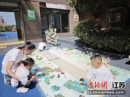 无锡市侨谊幼儿园教育集团金科园的苗班内景;2、幼儿园开展的混龄自然游戏;3、幼儿在老师的陪同下在户外活动。孙权 摄 无锡市侨谊幼儿园教育集团金科园的苗班内景;2、幼儿园开展的混龄自然游戏;3、幼儿在老师的陪同下在户外活动。孙权 摄