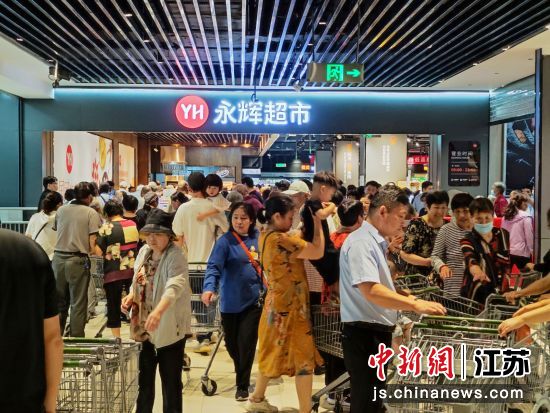 焕新亮相的永辉太仓万达店吸引了众多市民。 焕新亮相的永辉太仓万达店吸引了众多市民。