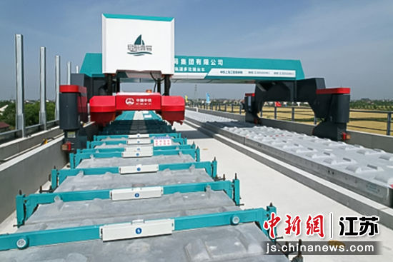 沪渝蓉高铁(沪宁段)江苏境内无砟轨道施工现场。姜玉鹏 摄 沪渝蓉高铁(沪宁段)江苏境内无砟轨道施工现场。姜玉鹏 摄
