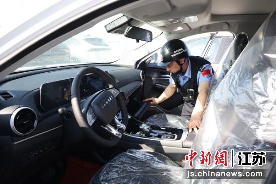 准备出口的汽车整齐停放在港口。2、边检民警检查车辆。盐城出入境边防检查站 供图 准备出口的汽车整齐停放在港口。2、边检民警检查车辆。盐城出入境边防检查站 供图