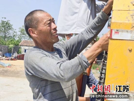 程怀亮在检修农机。张官正 摄 程怀亮在检修农机。张官正 摄