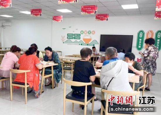 老年人在长者食堂就餐。黄楼街道供图 老年人在长者食堂就餐。黄楼街道供图