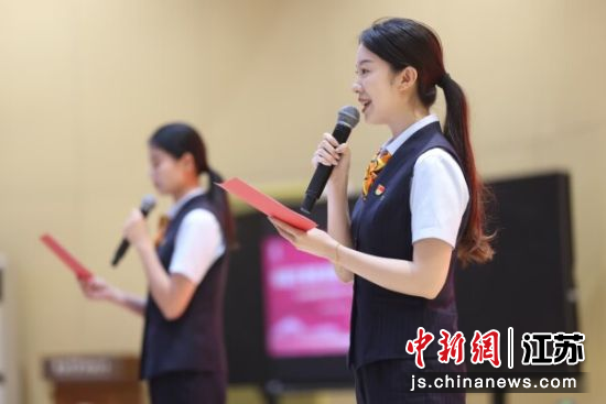 来自江心洲洲岛绿园社区、南京市气象局、江心洲社区卫生服务中心、中国建设银行建邺支行、江苏省环境工程技术有限公司、金陵中学附属小学的代表们依次登台,用激昂澎湃的歌声重温红色经典。中新网记者 泱波 摄 来自江心洲洲岛绿园社区、南京市气象局、江心洲社区卫生服务中心、中国建设银行建邺支行、江苏省环境工程技术有限公司、金陵中学附属小学的代表们依次登台,用激昂澎湃的歌声重温红色经典。中新网记者 泱波 摄