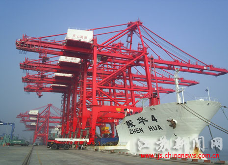 设备正式交付,自此连云港港口集装箱码头装卸