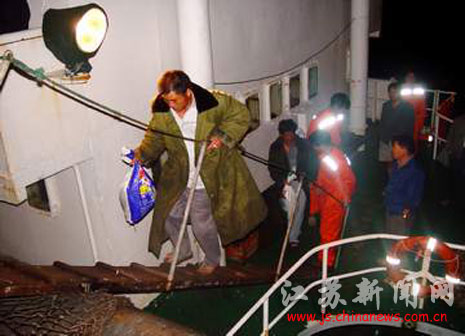 连云港一渔船沉没 一死一失踪六人获救
