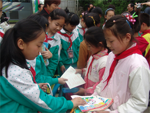 徐州市解放路小学爱心浇铸绿色希望