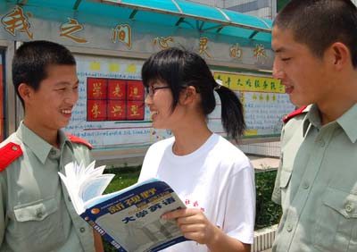 中新图文:大学生社会实践进警营 培养国防意识