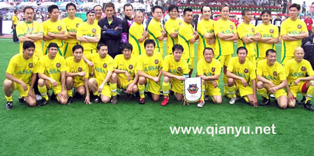 陕西一支女子足球队和香港明星足球队在西安赛