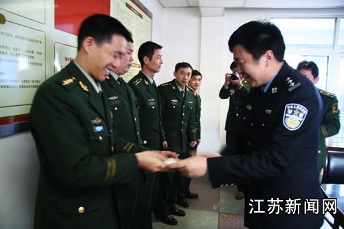 图:江苏南通发放首批军人身份证