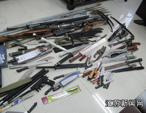 图:射阳警方收缴仿真枪支16支、管制刀具105