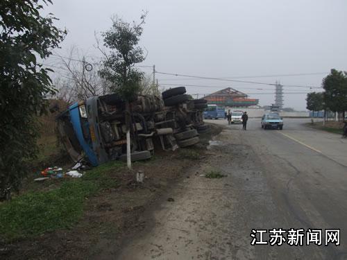 江苏吴江汾湖经济开发区一辆集装箱翻车(多图