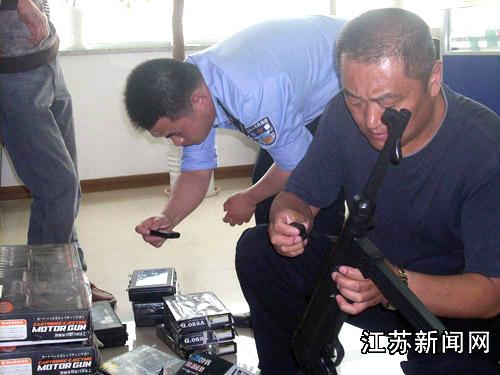 江苏射阳警方在校园周边商店查获27支仿真枪