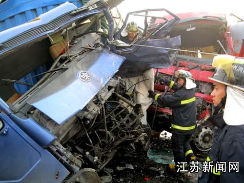 328国道江苏泰州段发生汽车相撞事故