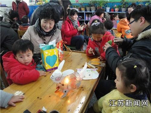 徐州一幼儿园倡导小朋友变废为宝巧做花灯-