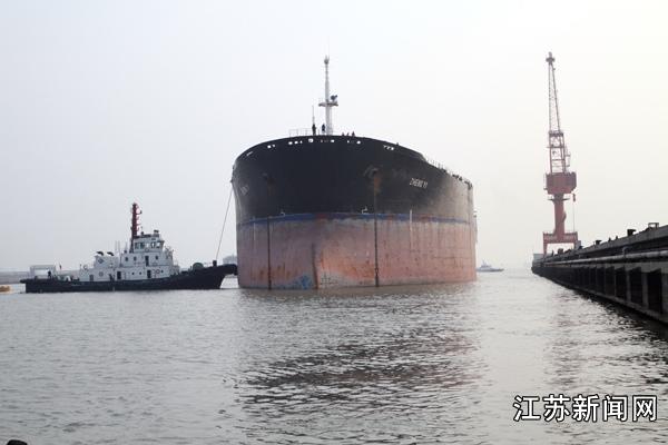 江苏泰州港有史以来最长废钢船靠泊(多图)--江