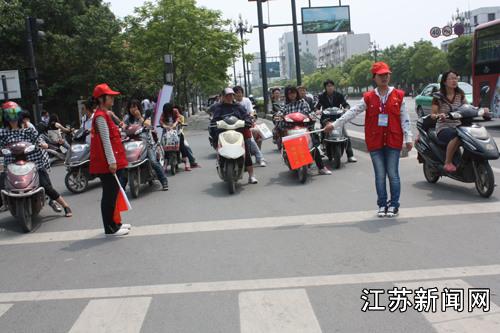 江苏盐城大学生志愿者走上街头指挥交通(图)--