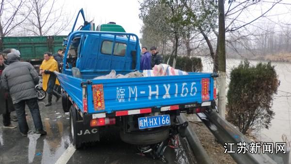 汽车爆胎酿惨剧 江苏邮兴公路发生车祸一人被