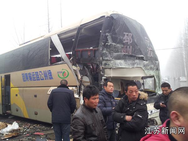 江苏邳州两货车与一大客车相撞 客车司机受伤
