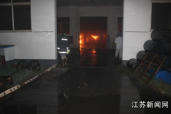 江苏连云港灌南一化工厂爆炸起火 消防扑救--江