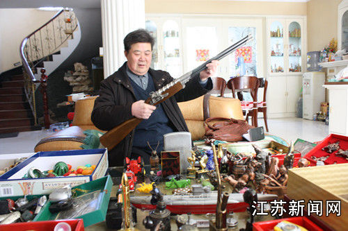 江苏盐城65岁老人30年收藏7000多个打火机 -