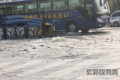 江苏盐城地下自来水管爆裂 路边苹果店被淹-