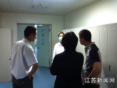 学生在校园内被老师开车撞伤(图)--江苏新闻网