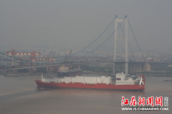 进入长江最大滚装船坦帕抵江阴--江苏新闻网