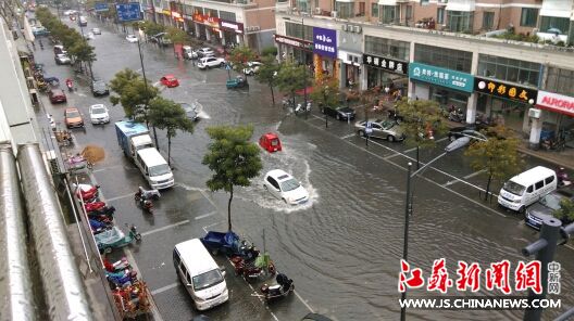 暴雨雷电袭击江苏沿海地区 盐城低洼地被淹城