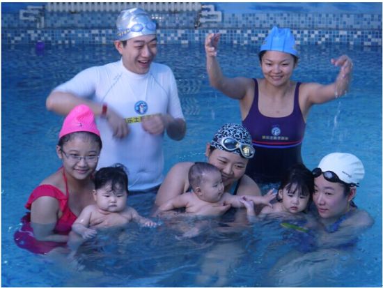 北京婴乐士亲子游泳俱乐部全球同步的水育早教