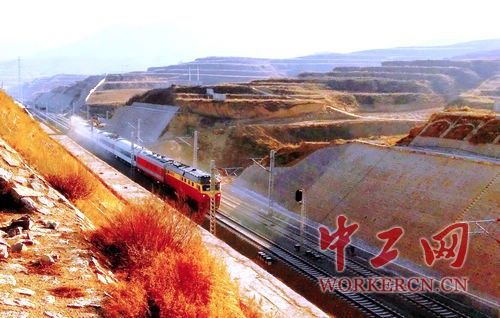 中国铁建十二局集团三公司太兴铁路保开通铺架