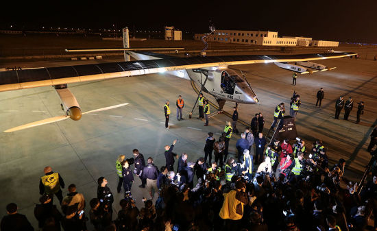 世界最大太阳能飞机飞抵南京 17个半小时飞12
