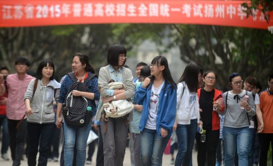 扬州要求高考监考女老师不得穿发出响声的高跟