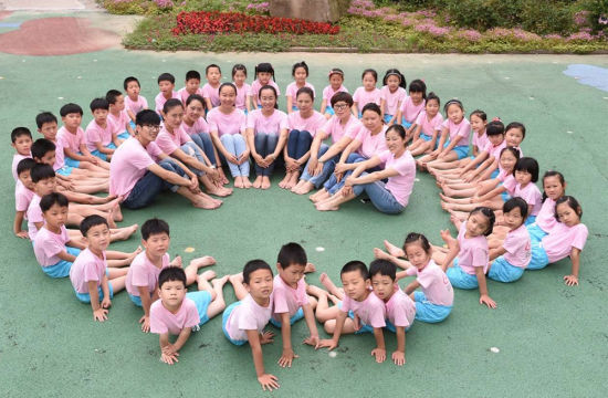 无锡一幼儿园拍创意毕业照留住童趣--江苏新闻
